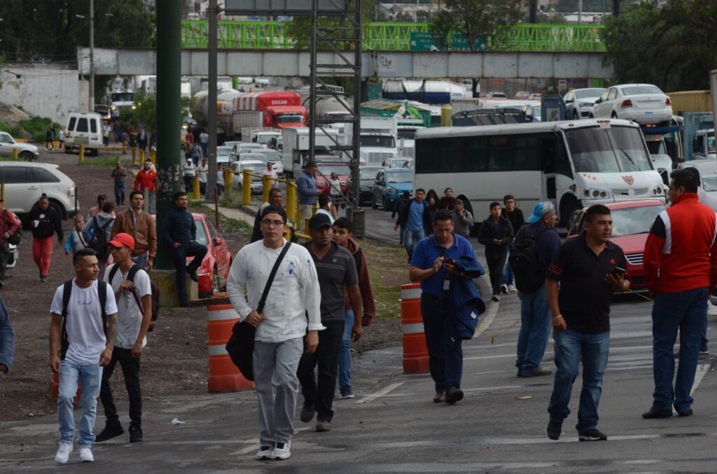 Bloquean transportistas la México Pachuca por inseguridad Tercera Vía