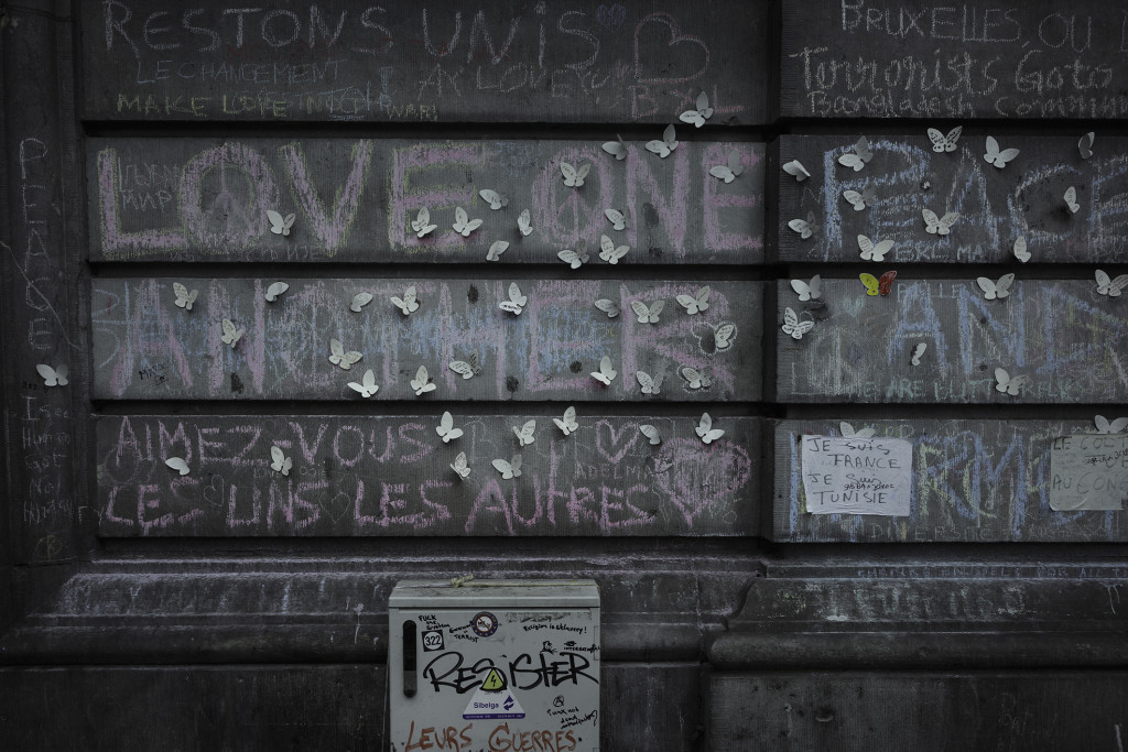 De Beurs/La Bourse : conmemoración de los ataques, gente escribe mensajes en las paredes 