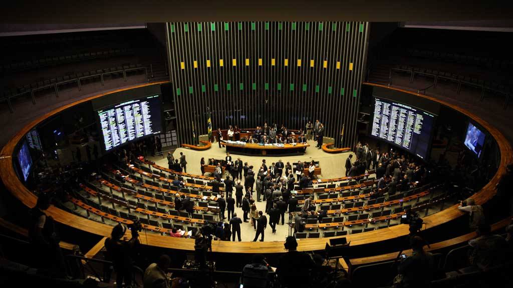 BRA100. BRASILIA (BRASIL),15/04/2016.- Vista general de la primera de las tres sesiones en que decidir· si el tr·mite para un juicio con miras a la destituciÛn de la presidenta Dilma Rousseff llega al Senado, que tendr· la palabra final sobre el caso hoy, viernes 15 de abril de 2016,en Brasilia (Brasil). El abogado general del Estado, JosÈ Eduardo Cardozo, insistiÛ hoy en que el proceso para una eventual destituciÛn de la presidenta brasileÒa Dilma Rousseff "es nulo y est· viciado", por lo que su aprobaciÛn supondrÌa una "innegable ruptura institucional". EFE/FERNANDO BIZERRA JR BRASIL CRISIS